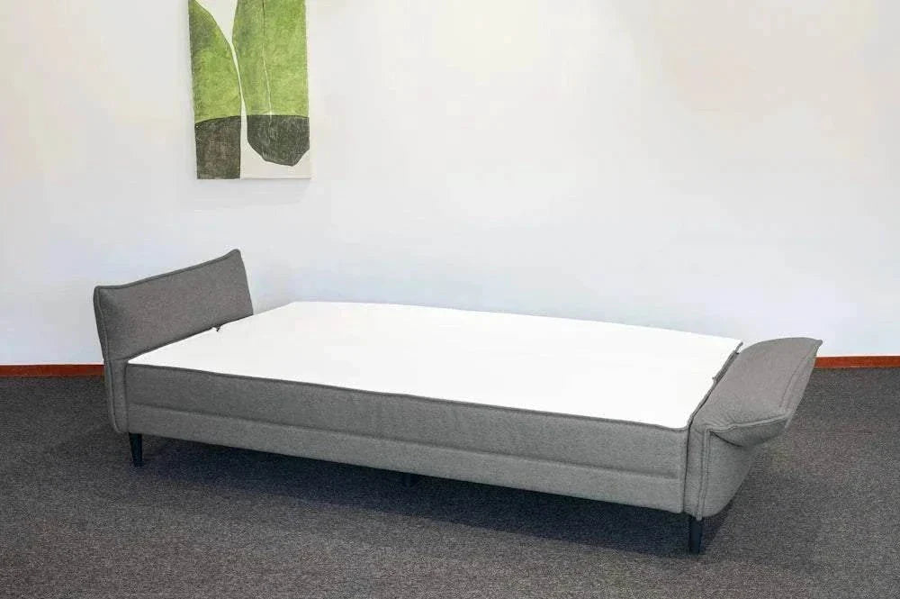 Schlafsofa mit verstellbaren Armlehnen