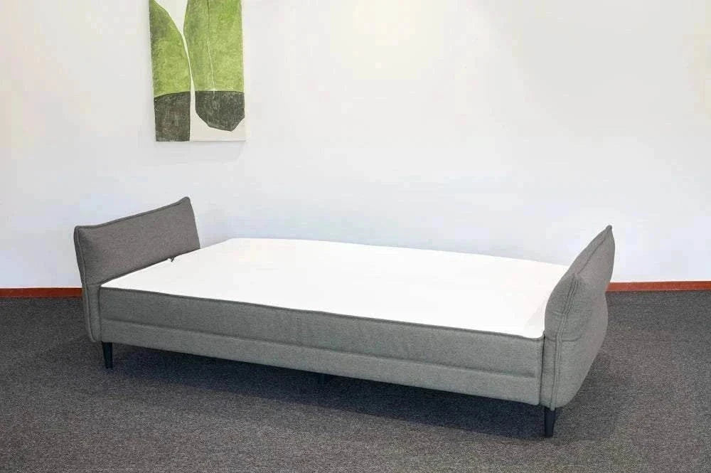 Schlafsofa mit verstellbaren Armlehnen